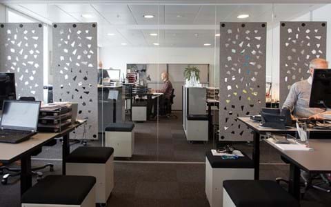 Rumafskærmning i grå filt hos Ticketmaster (2)